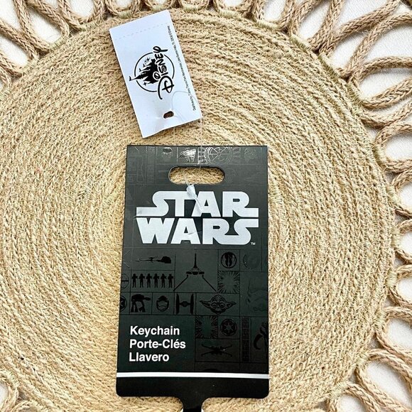 NWT Disney Parks Star Wars Mandalorian Child Metal Keychain Green - Picture 4 of 5